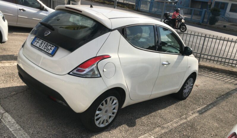 
								Lancia Ypsilon pieno									